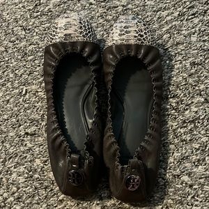 Tory Burch Abbey flats in leather/snake grey